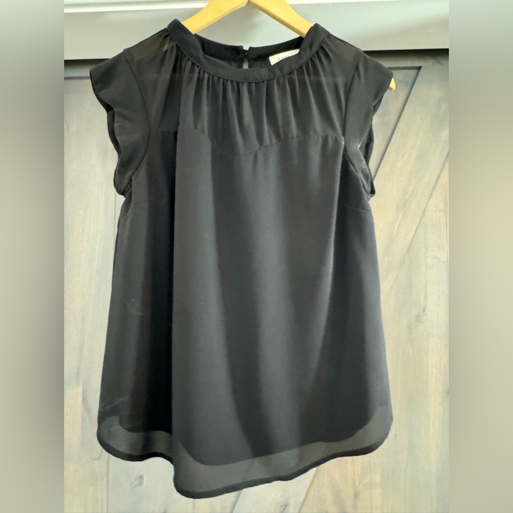 Flowy black top